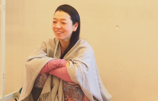 川原朋子先生が笑顔で生徒さんとお話している様子