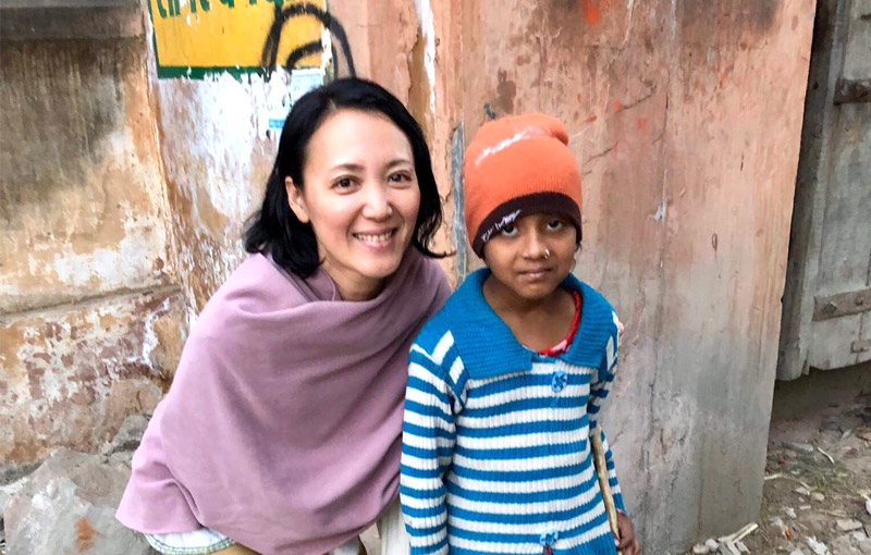 笑顔で写る福田真理先生とインド現地の少年