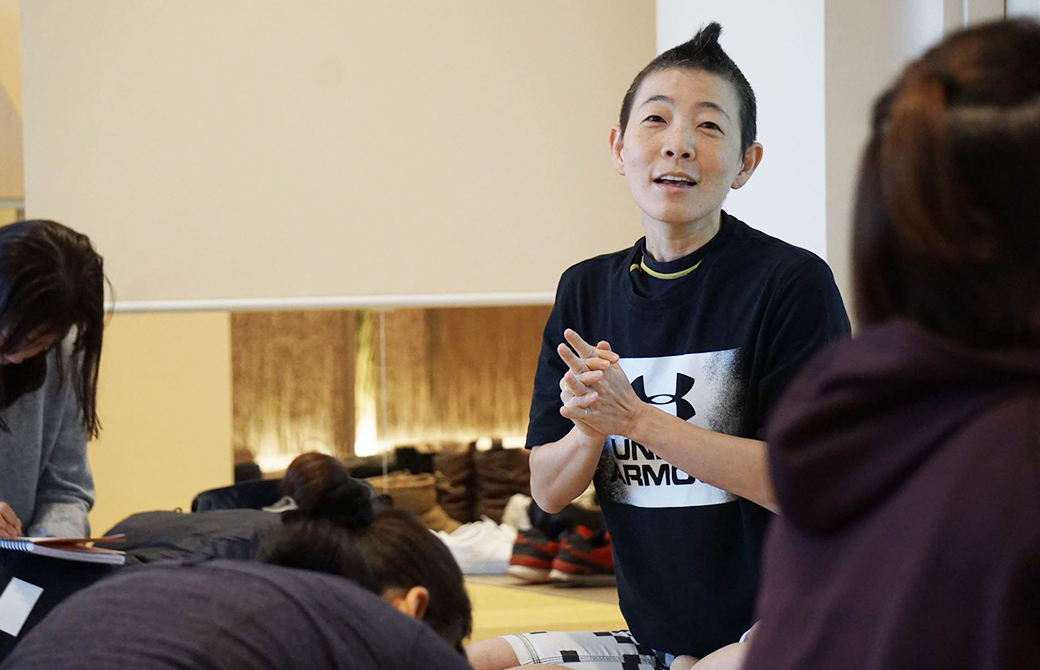 産婦人科医高尾美穂先生が骨盤底筋トレーニングヨガ指導者養成講座で生徒さんに話をしている
