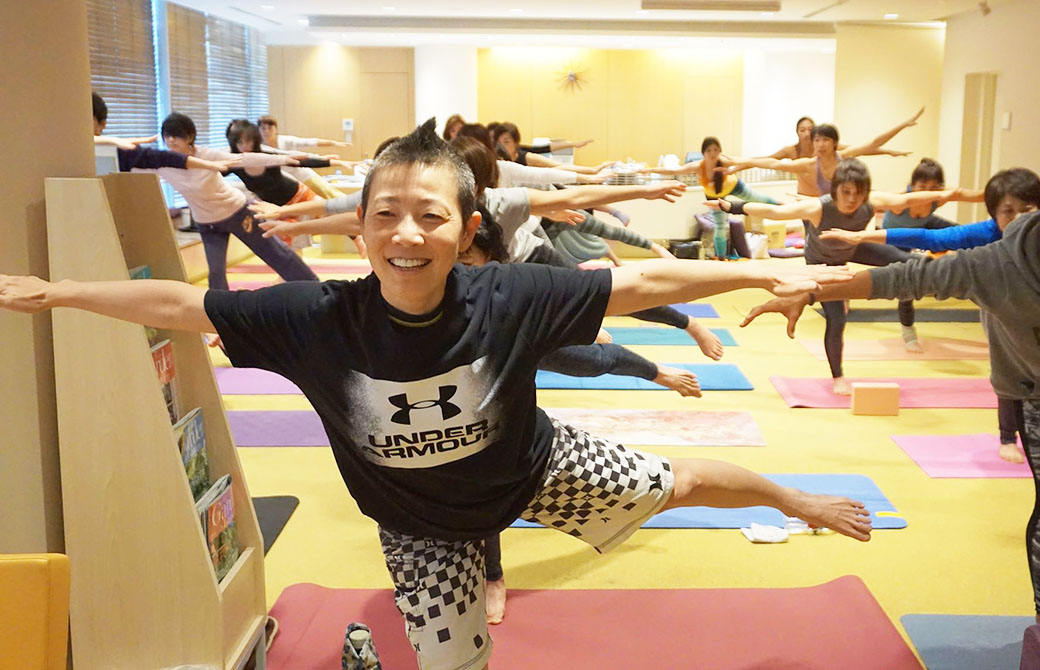 高尾美穂先生が笑顔で生徒さんと飛行機のポーズをしている