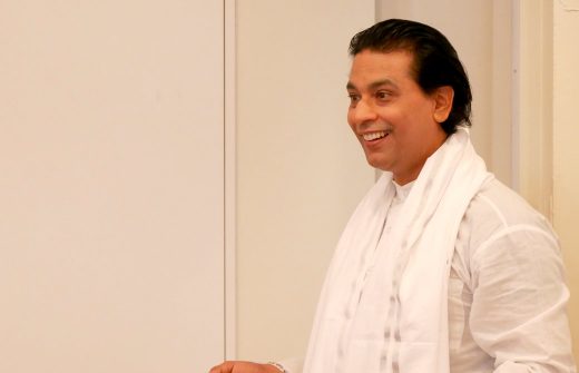 クンダリーニヨガを教えるクリシュナ・グルジ先生