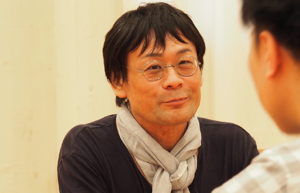 男性と会話をしている内田かつのり先生