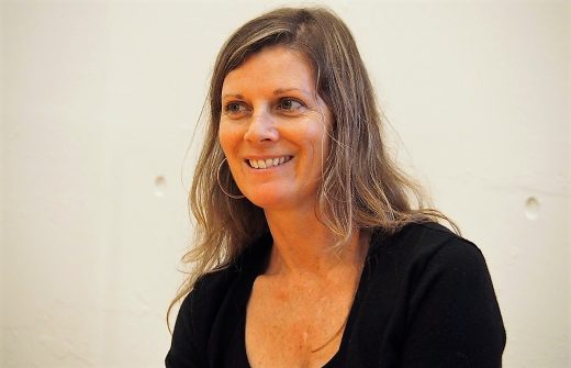 笑顔で語りかけるブリスベイビーヨガ協会の講師エマ・グラント先生