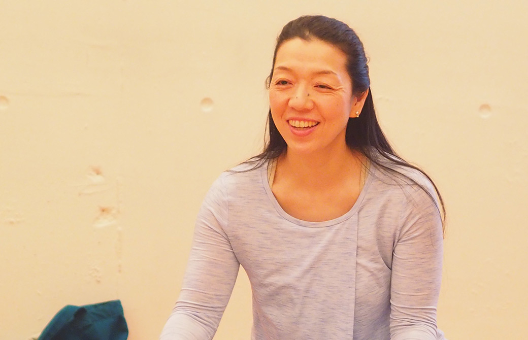 川原朋子先生が笑顔でお話されている様子