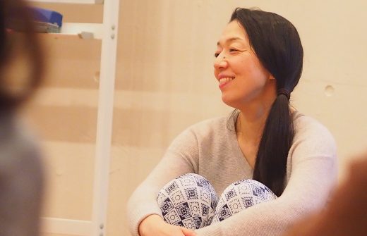 ハートオブヨガ指導者養成講座で生徒さんの話を聞いている川原朋子先生