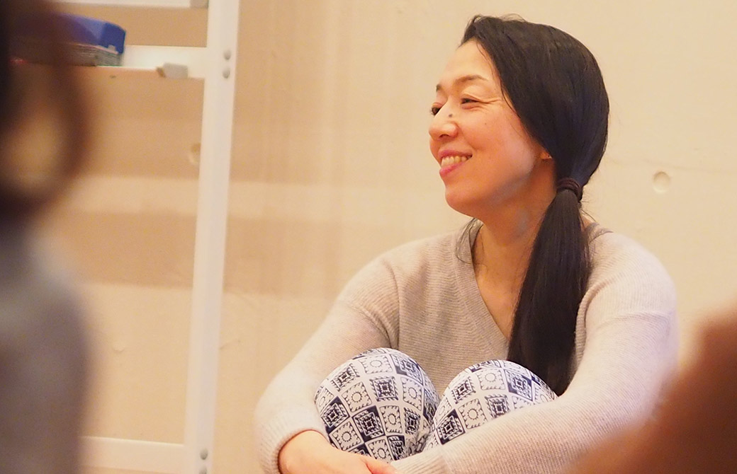 ハートオブヨガ指導者養成講座で生徒さんの話を聞いている川原朋子先生