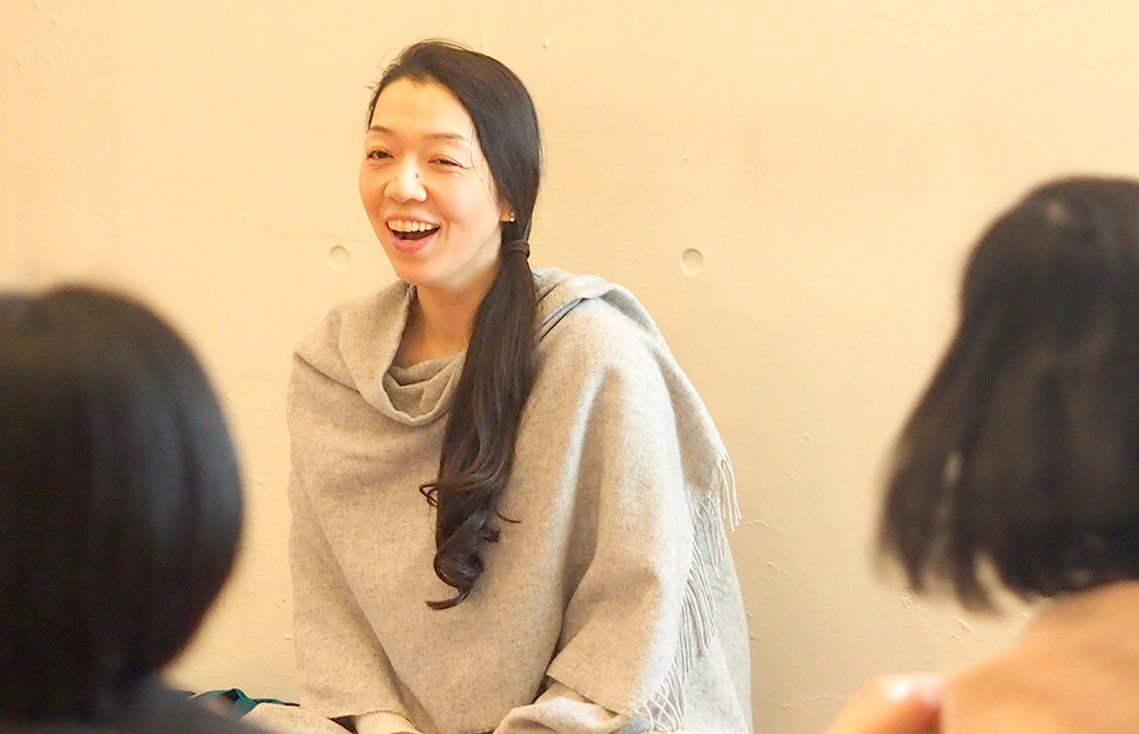 ハートオブヨガ指導者養成講座で生徒さんにお話する朋子先生