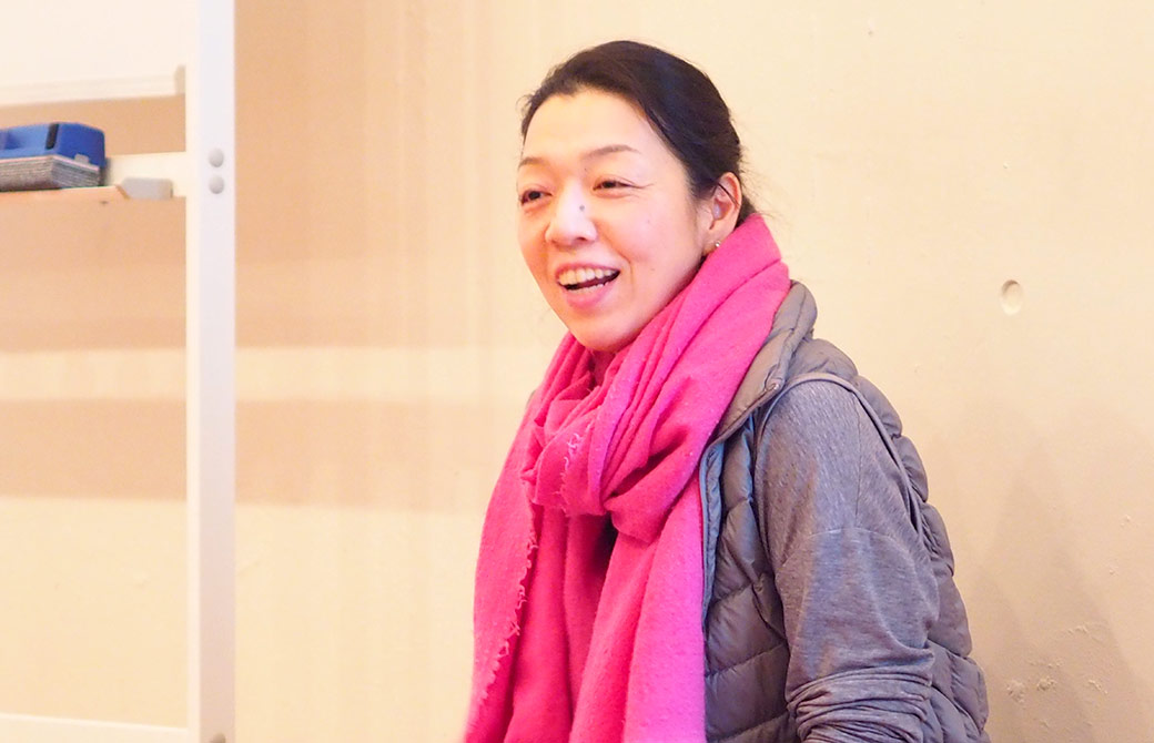 笑顔でお話する川原朋子先生