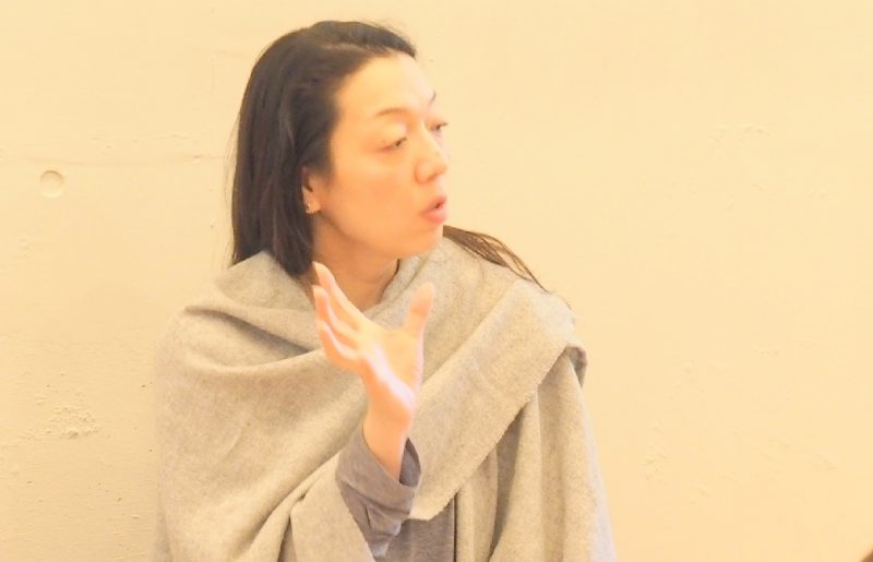 朋子先生が生徒さんにお話をしている画像