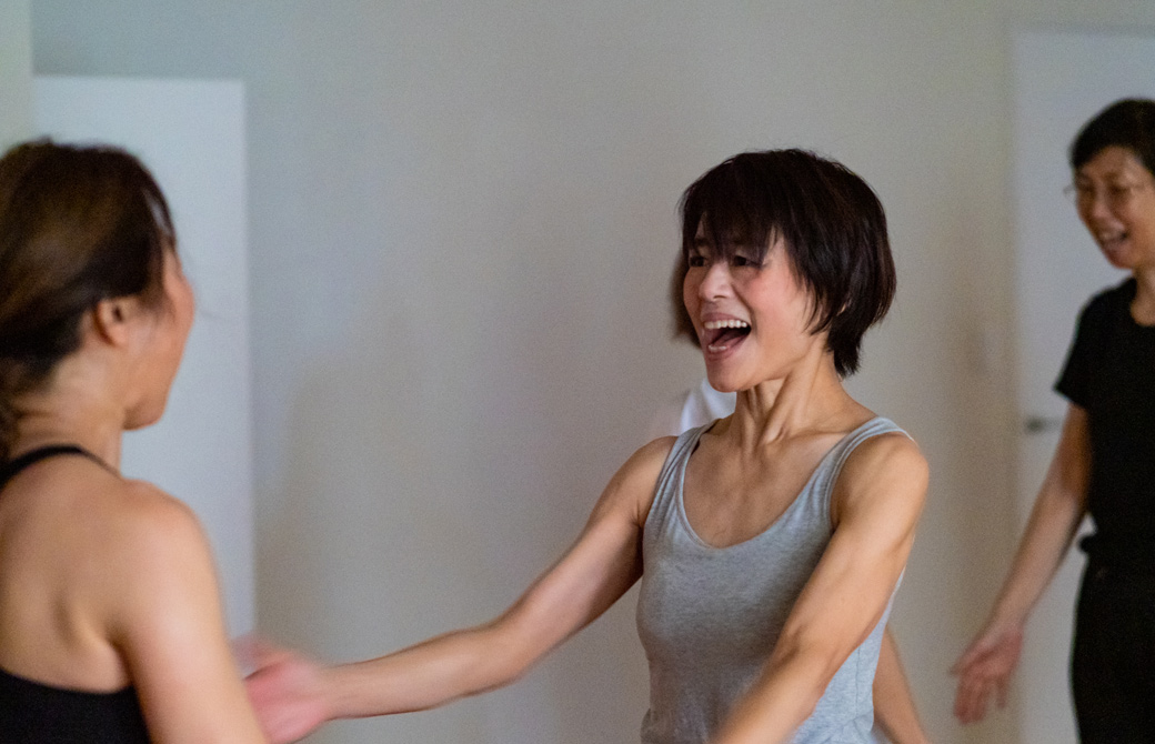 Maikokurata先生のクンダリーニヨガ90分クラスの様子。笑顔で大きな声を出している生徒さん