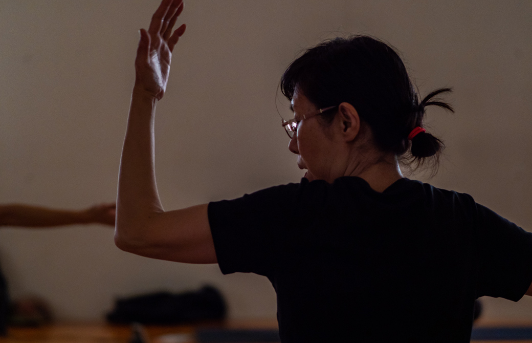 Maikokurata先生のクンダリーニヨガ90分クラスの様子。左腕を曲げて左側を向いている様子