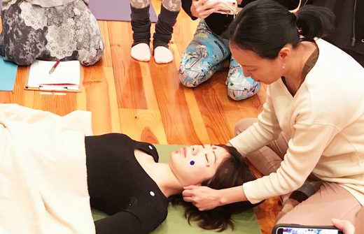 福田真理先生のマルマセラピーをヨガジェネスタッフが受けている