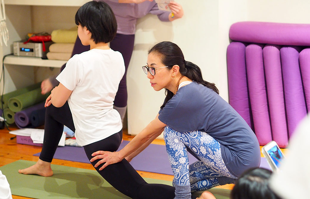 生徒さんの指導をする出口眞喜子先生