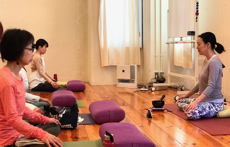 カパラバティを行なっている福田真理先生と生徒さん