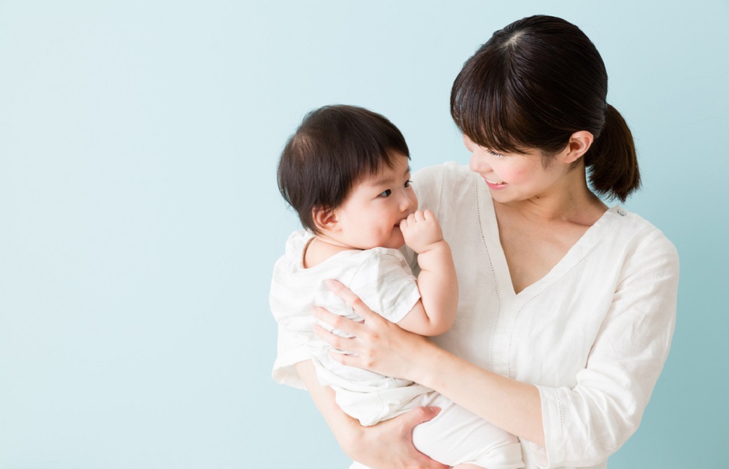 赤ちゃんを抱っこする女性