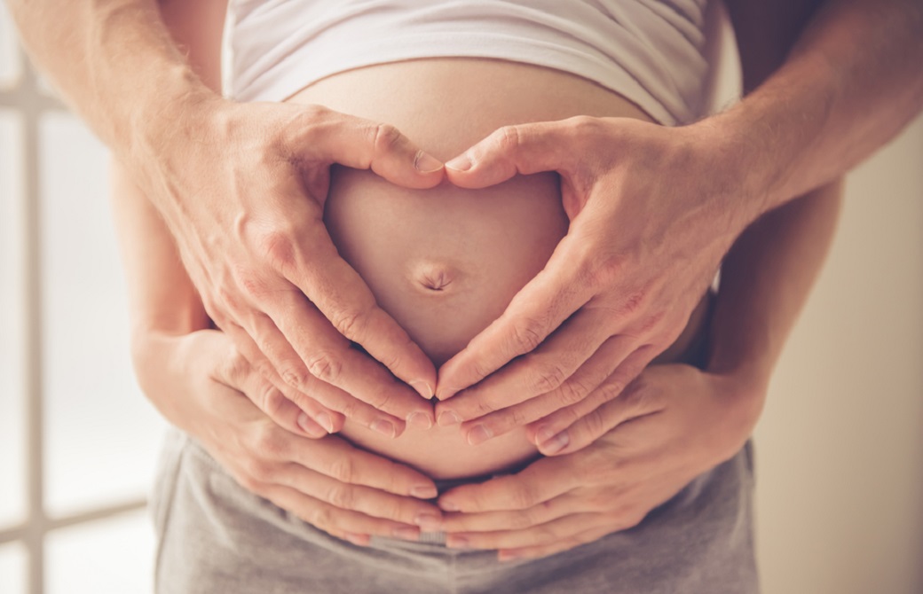 妊婦さんのお腹に手を添える男性