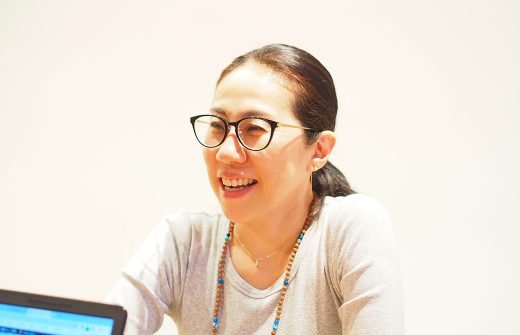 インタビューに答える出口眞喜子先生