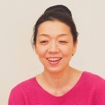 笑顔でインタビューを受けている川原朋子先生