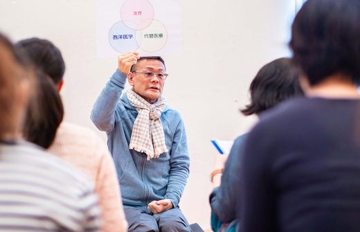 ヨガ×怪我疾患総合講座で内田かつのり先生がお話している様子