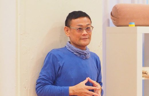 ヨガ解剖学ティーチャートレーニングの内田かつのり先生