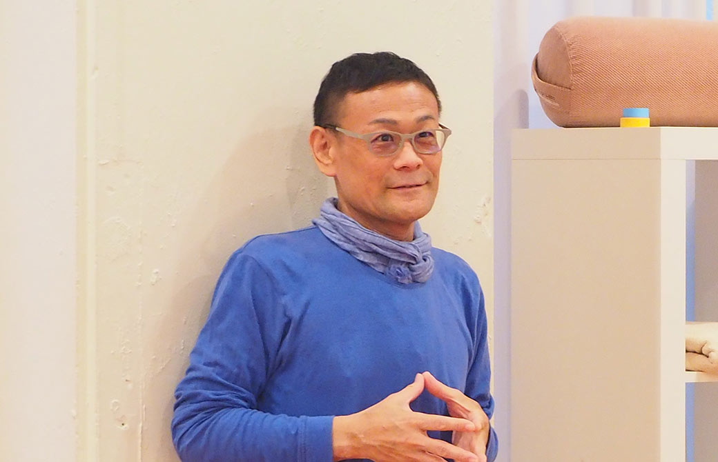 ヨガ解剖学ティーチャートレーニングの内田かつのり先生