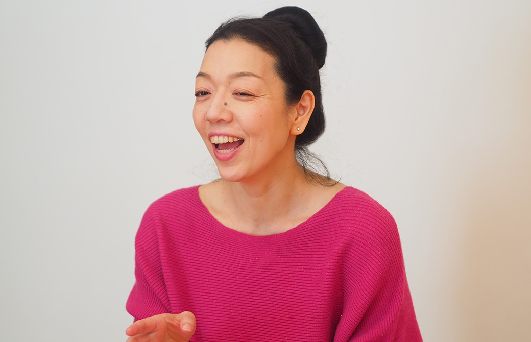笑顔でマーク・ウィットウェル先生のお話をされる朋子先生