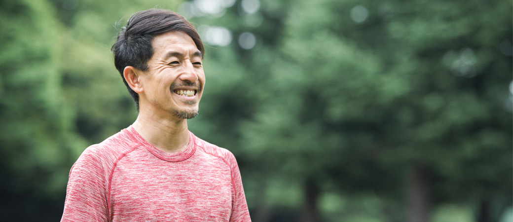 快活に笑う山本俊朗