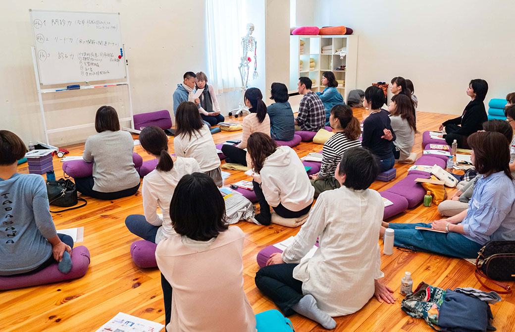 ヨガ×怪我疾患総合講座「問診票」で講義風景