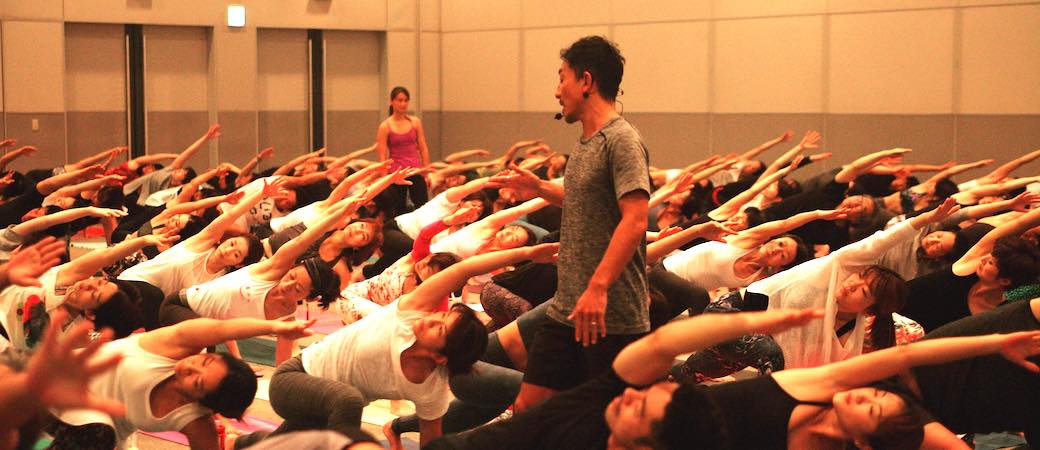 ヨガフェスタで200人に指導している山本俊朗