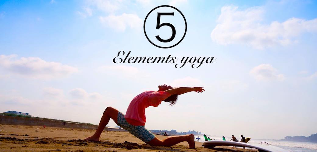 海辺で深い後屈をする山本俊朗と5elementsyogaの文字
