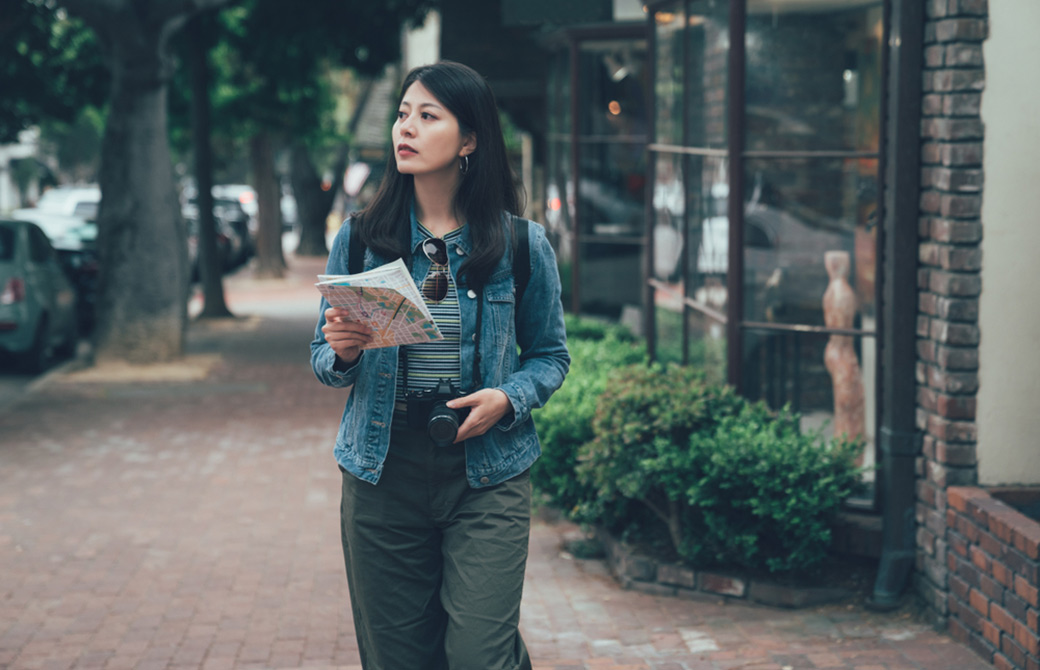 道に迷っている女性