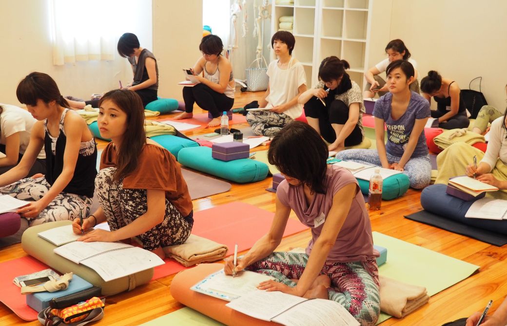 座学を熱心に聴いている受講生の様子