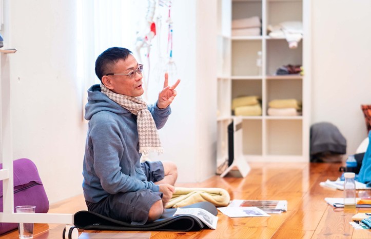 内田かつのり先生が問診票と怪我の概論で話をしている様子