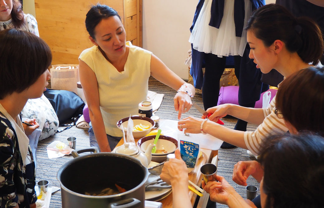 スパイスを使って調理する真理先生と生徒さん