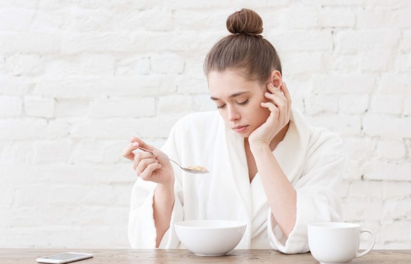 食事をすることを拒む女性