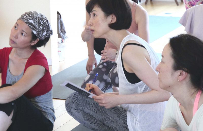 ケンハラクマ先生の講義を真剣に聞いている生徒の様子