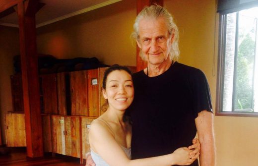 川原朋子先生とマーク・ウィットウェル先生が一緒に写真を撮っている