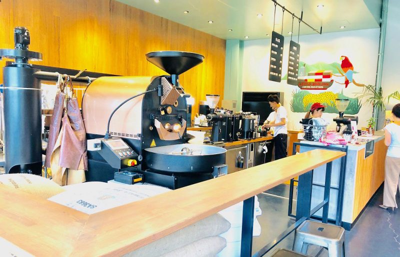 シェアグリーン南青山の併設カフェ。大きなコーヒーマシーン