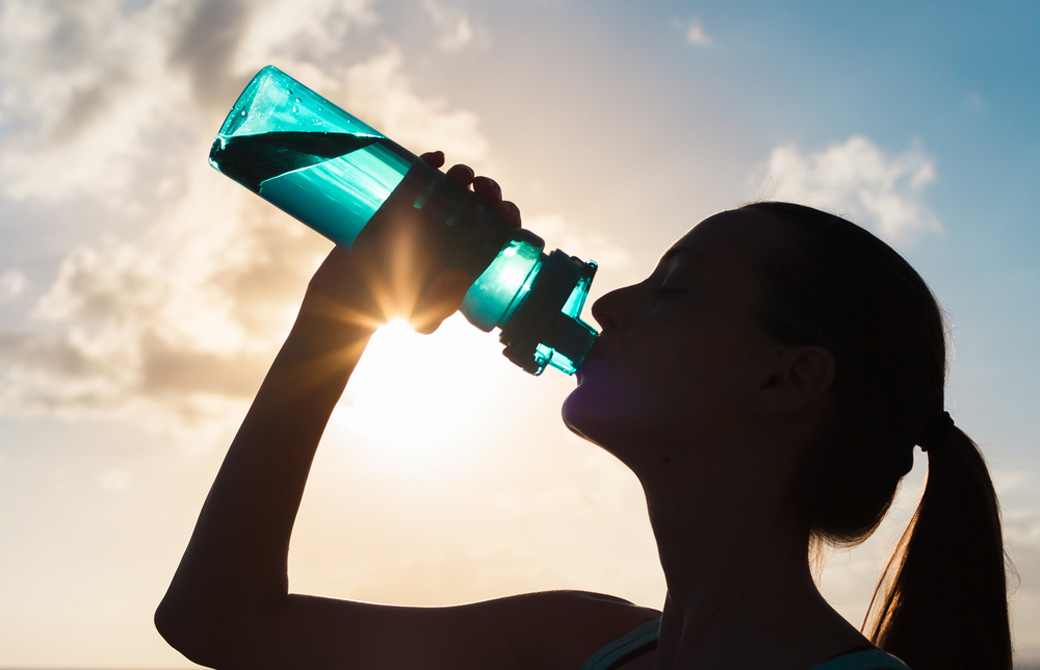 水を飲む女性