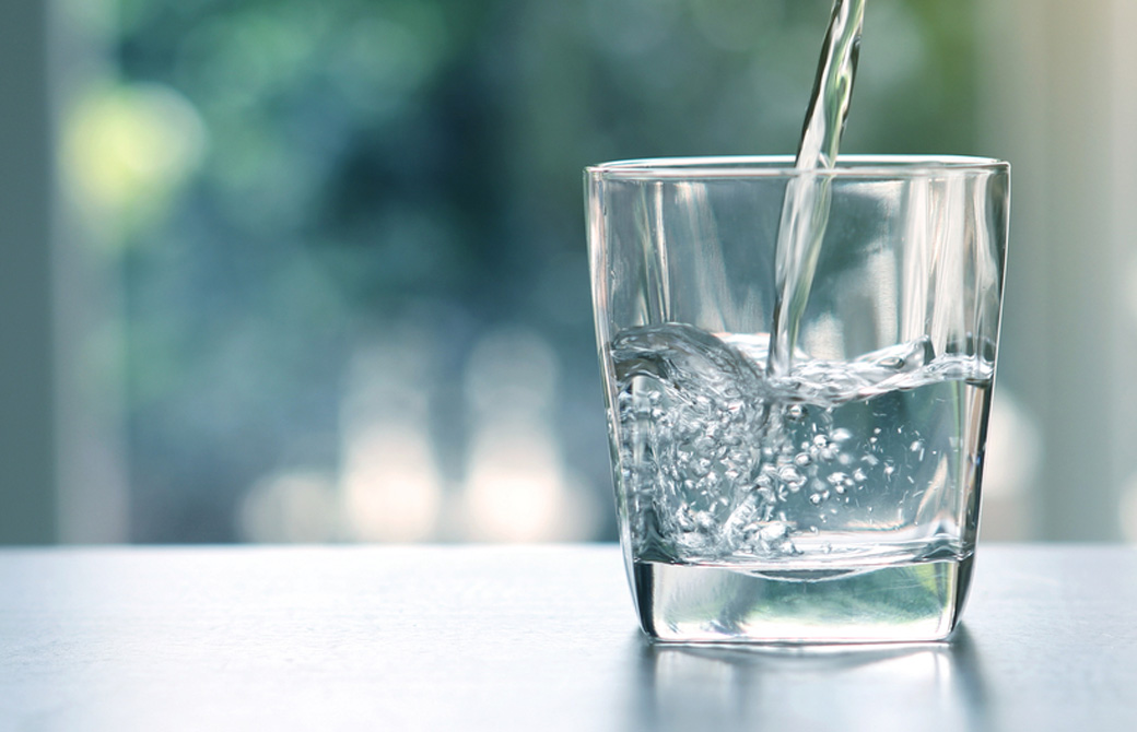 グラスに注がれる水