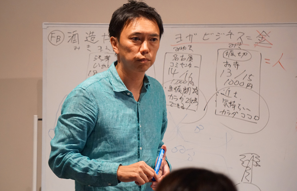 酒造博明が真剣な顔で講義する様子