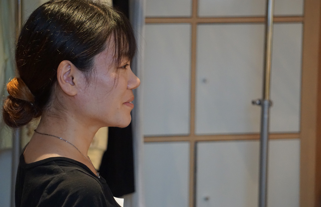 話を聞いてほほ笑む上村