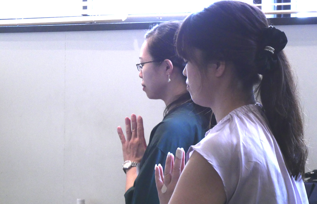 講座で合唱する生徒さん