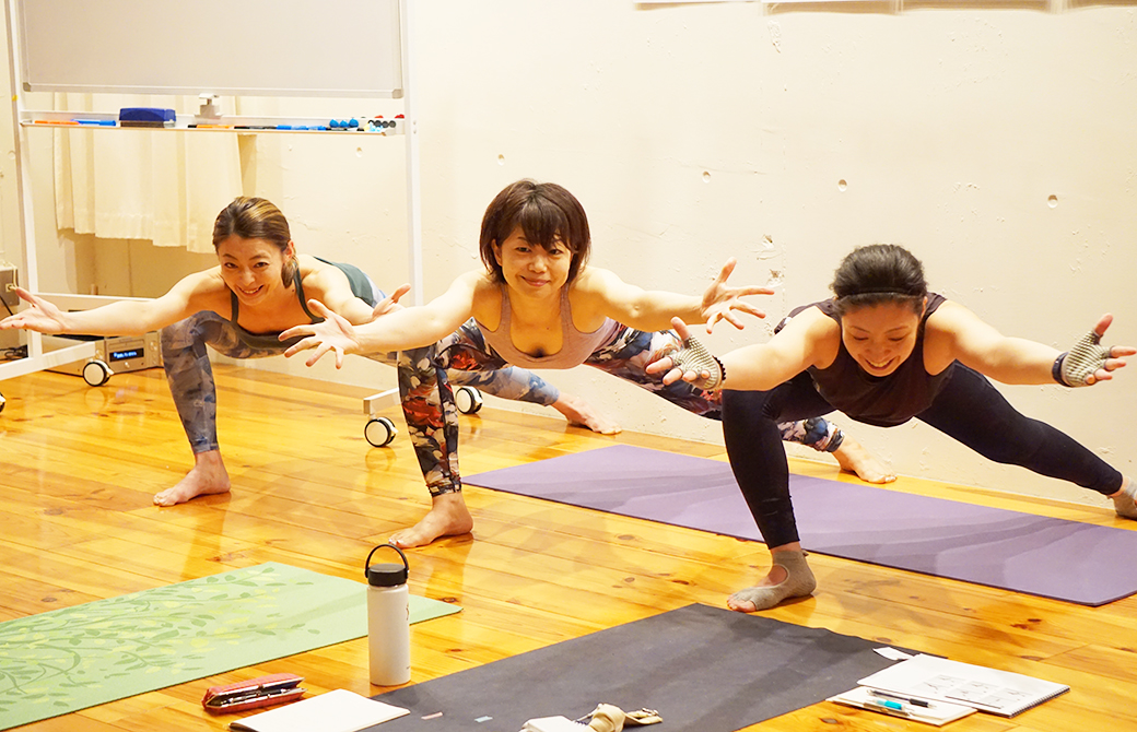 アナトミック骨盤ヨガ指導者養成講座 卒業生のアナ骨ポーズa