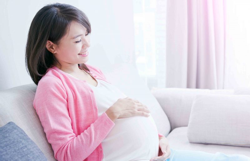 幸せそうな表情の妊娠中の女性