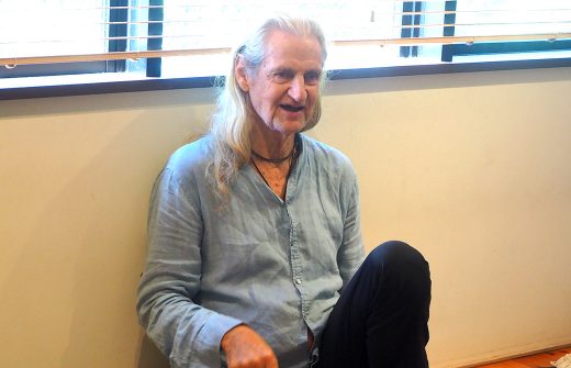マーク・ウィットウェル先生が笑顔でお話されている様子