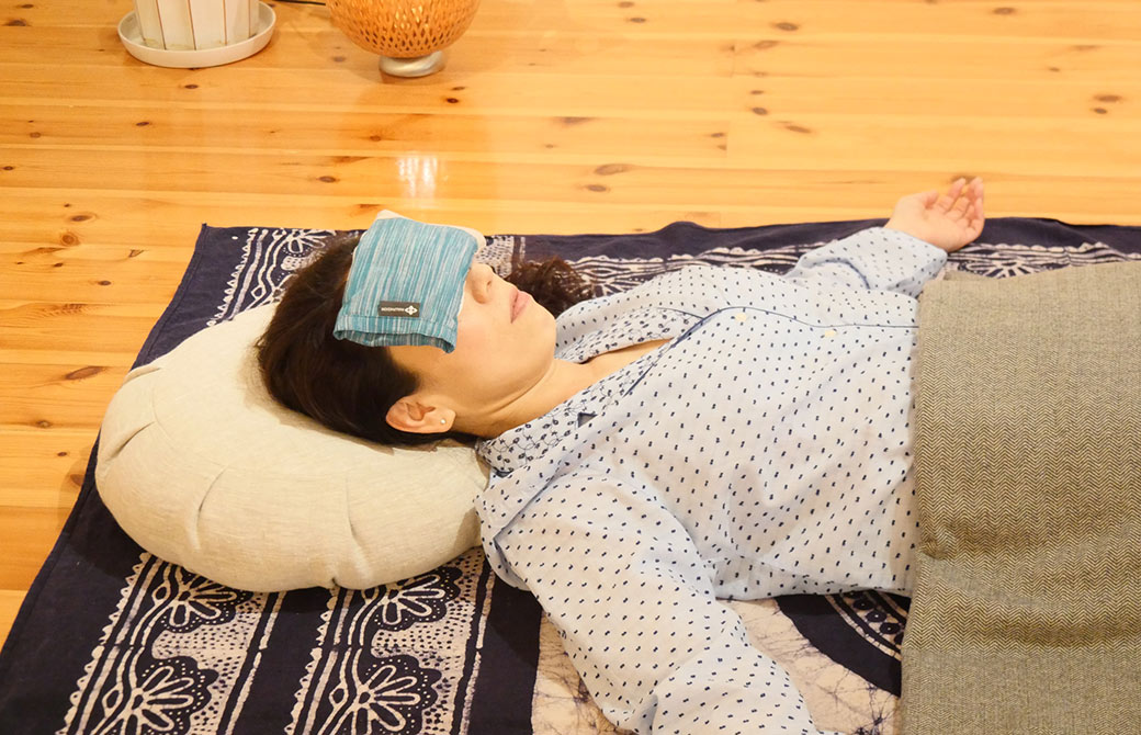リストラティブヨガを行っている川原朋子先生の頭の部分の写真