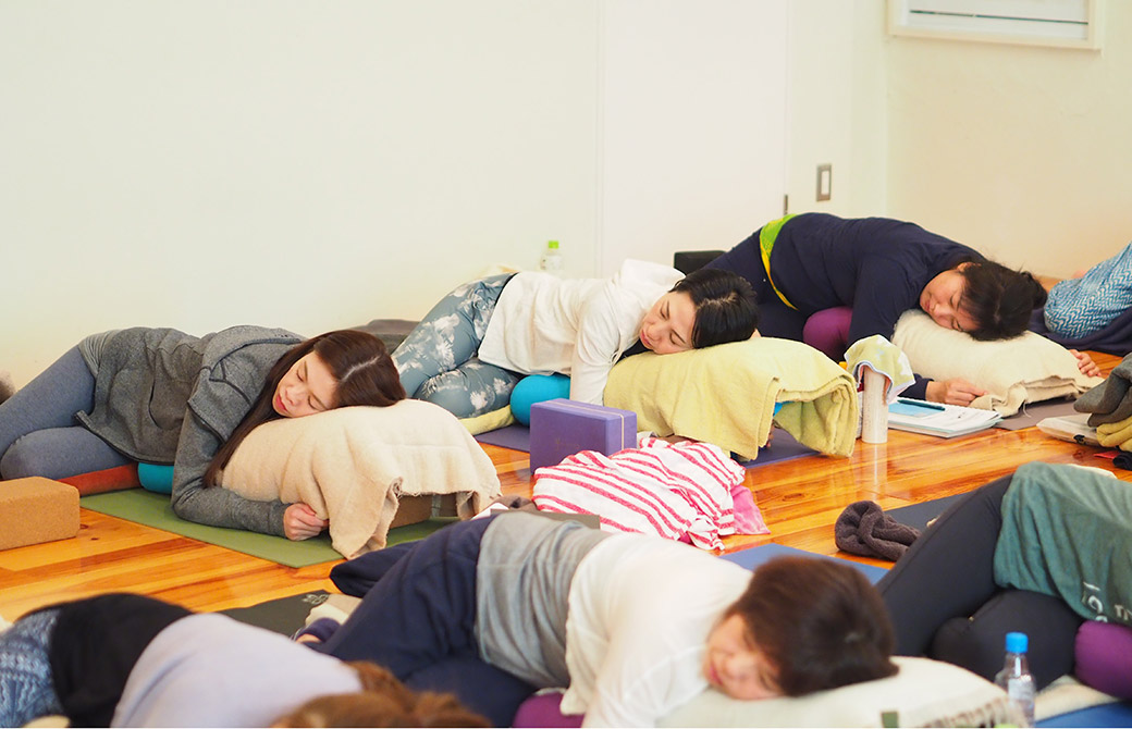 ティアン先生のリストラティブヨガを受けている生徒