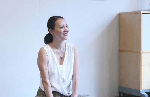 ほほ笑みながら生徒さんの話を聞く真理先生
