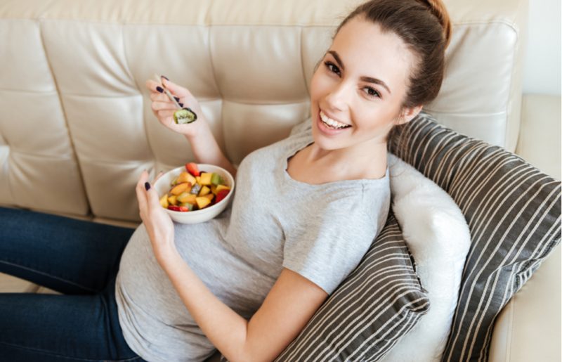 食事をとってる笑顔の妊婦